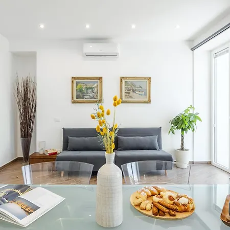 Apartment Old Port Luxury