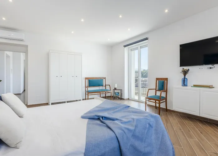 Old Port Luxury Apartment *